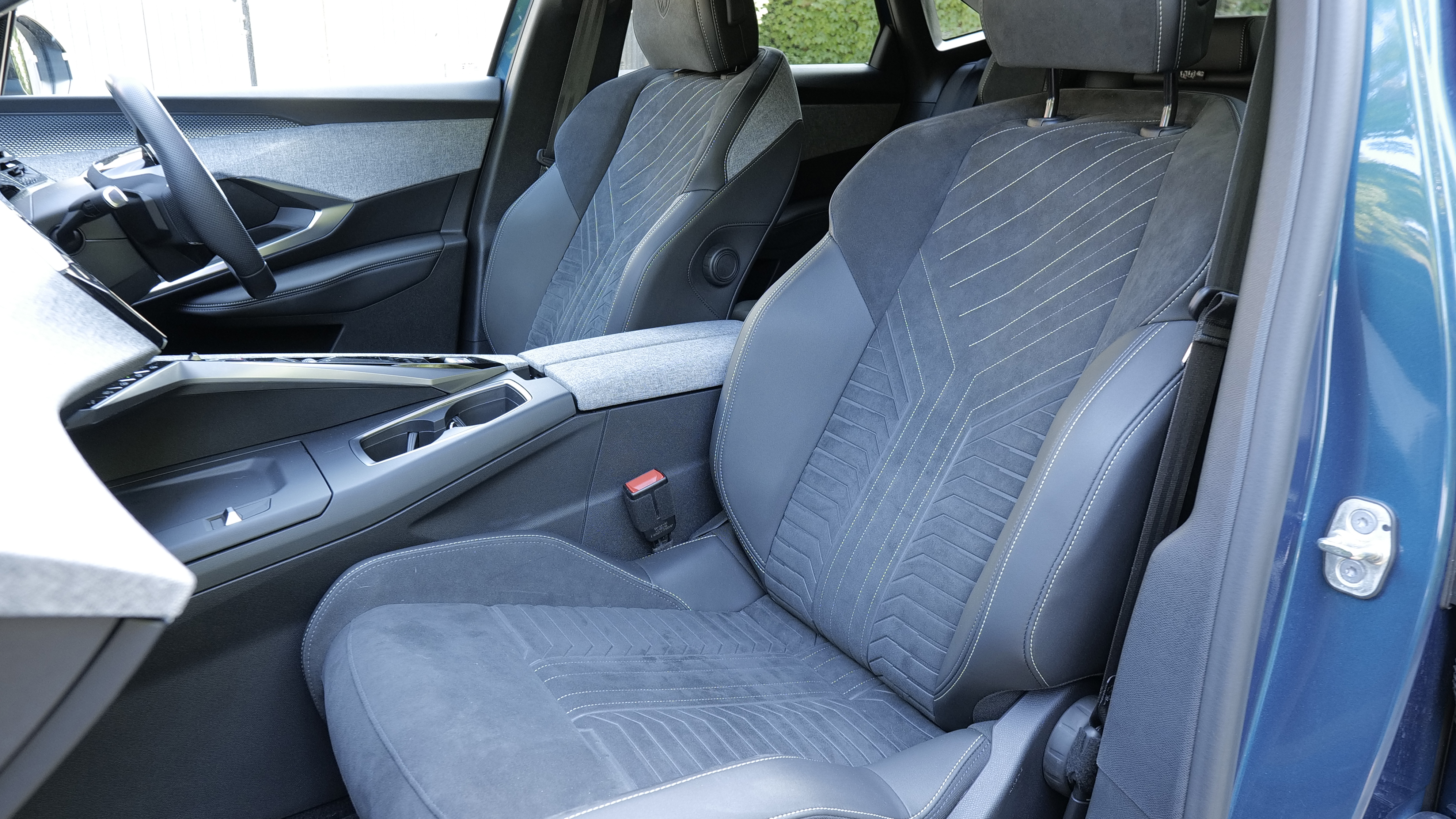 PEUGEOT 3008 ESTATE 1.2 Hybrid 145 Allure Premium 5dr e-DSC6